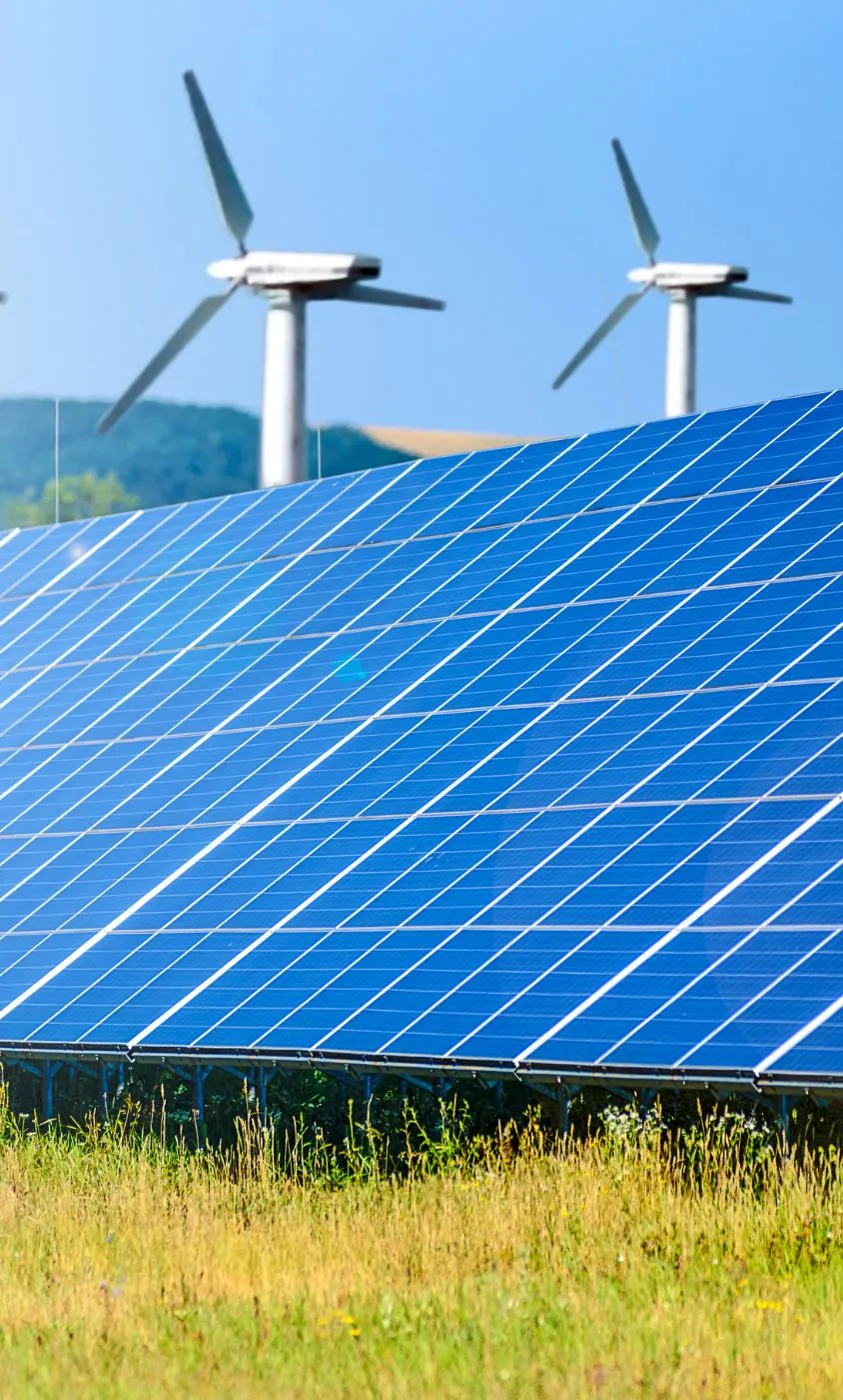 Instalación de paneles solares y aerogeneradores