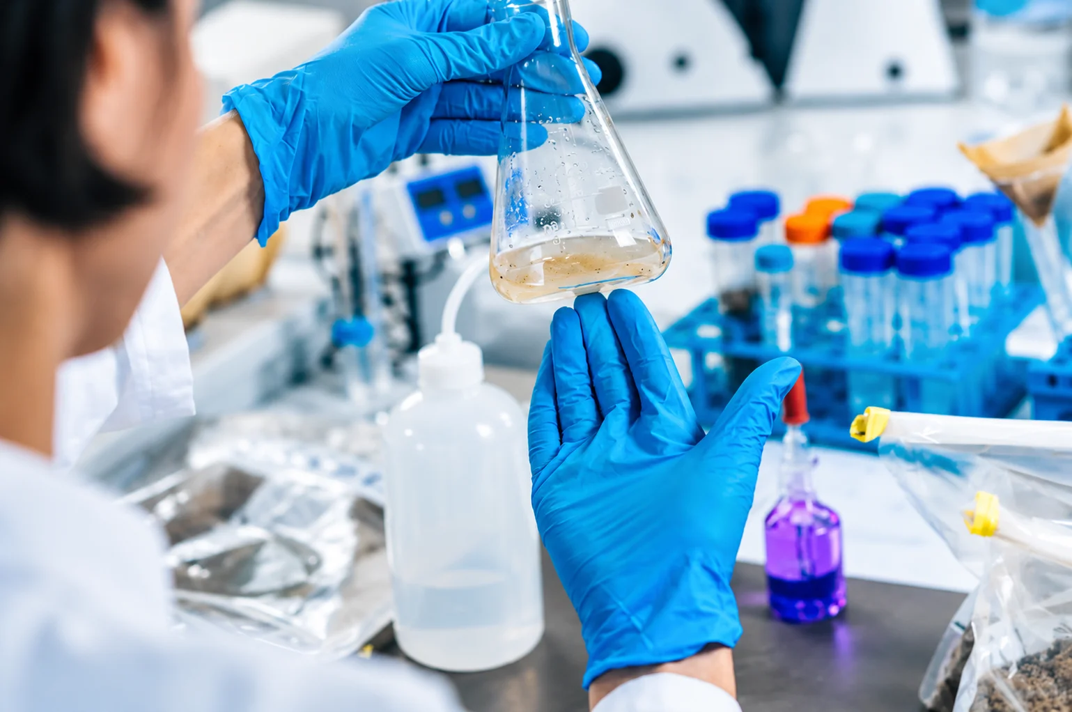 Técnica de laboratorio analizando muestras