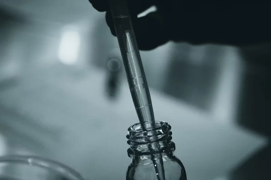 Análisis de muestra de agua en laboratorio