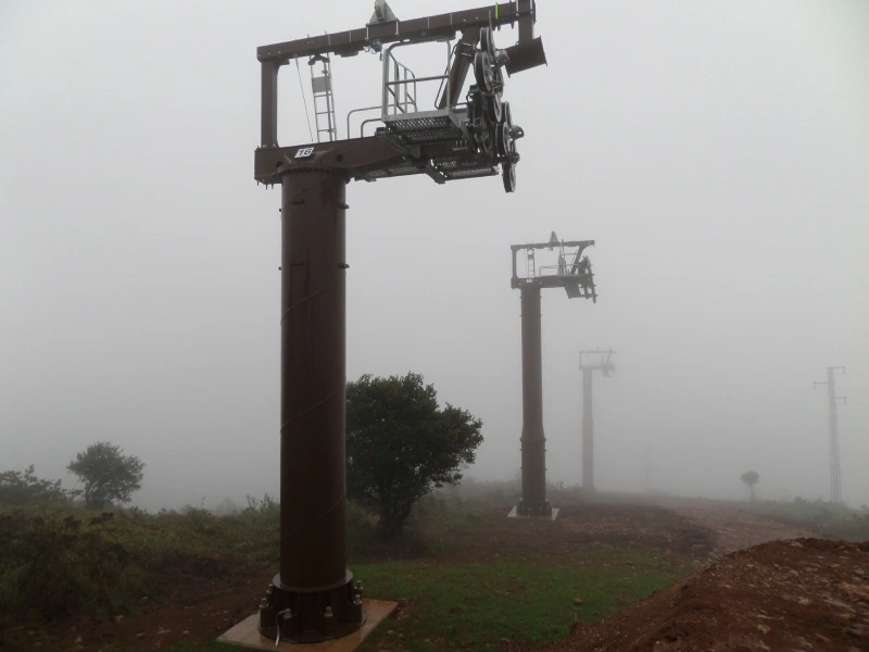 Torre de telecabina en construcción
